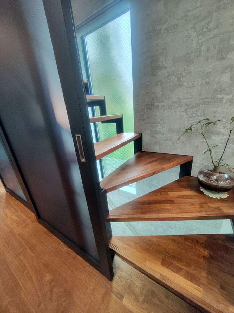 おしゃれな階段間仕切りで夏も冬も快適！目隠し効果でプライバシーと開放感を両立　目黒区W様邸